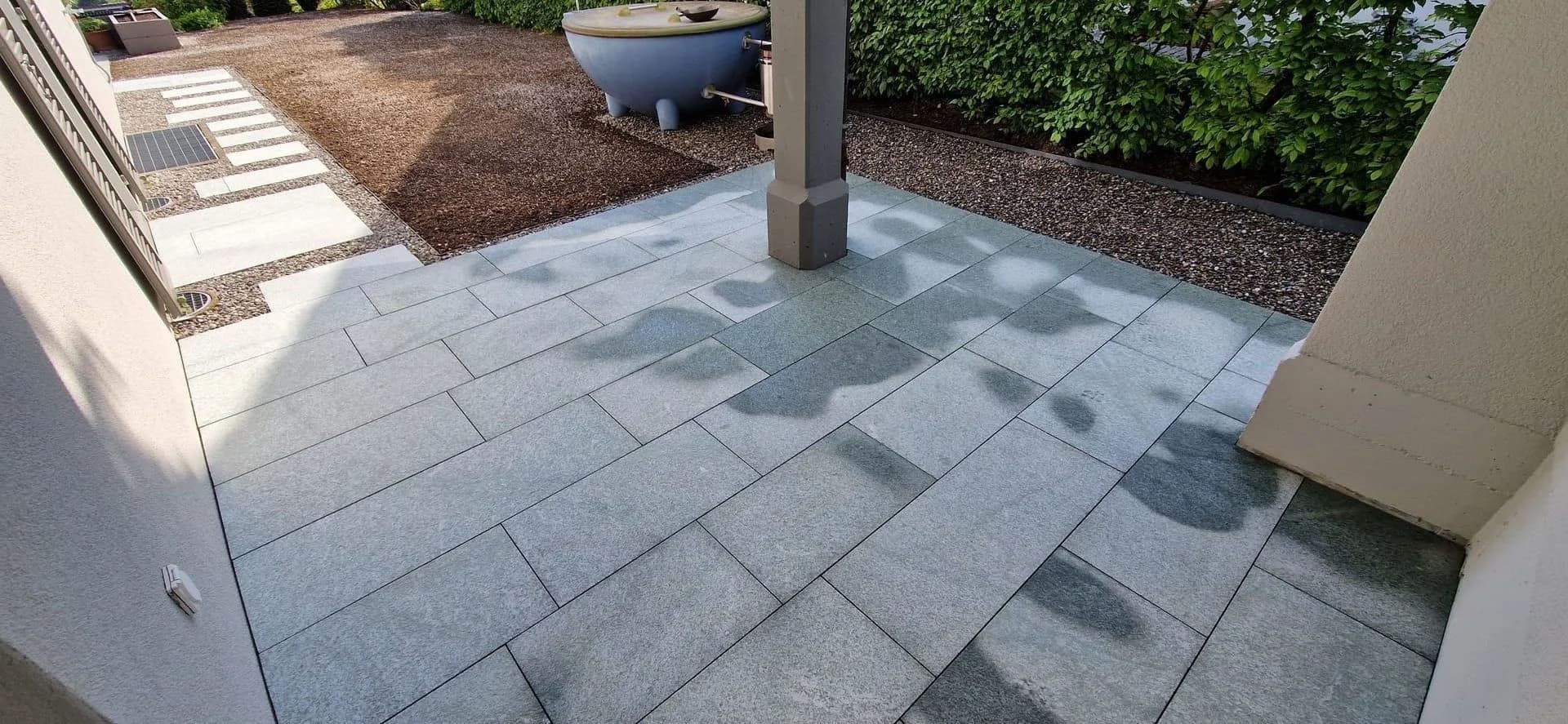 Sitzplatz mit Andeer-Platten in Stettfurt